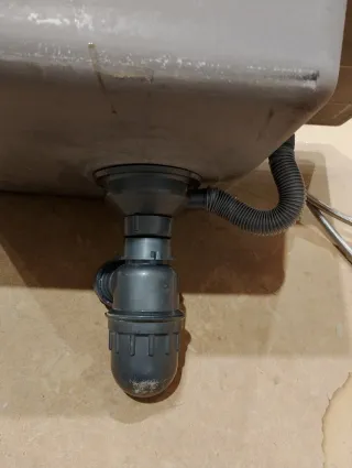 Fregadero de cocina con grifo