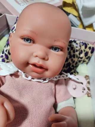Muñeca bebé tamaño mediano en caja