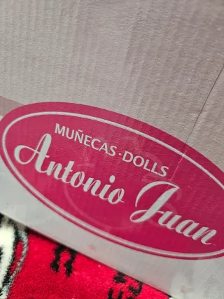 Muñeca bebé tamaño mediano en caja