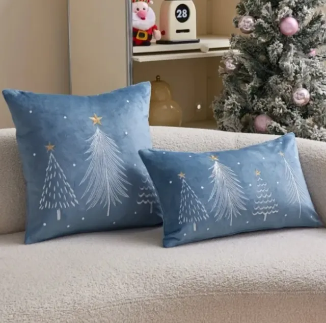 2 Capas para Almofadas com Árvores de Natal Bordadas