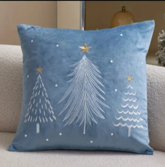2 Capas para Almofadas com Árvores de Natal Bordadas