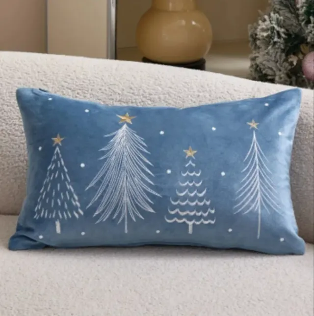 2 Capas para Almofadas com Árvores de Natal Bordadas