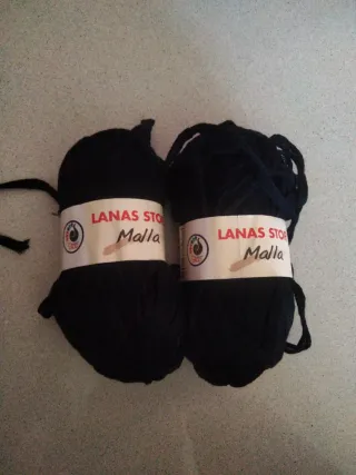 2 ovillos de malla negra para tejer