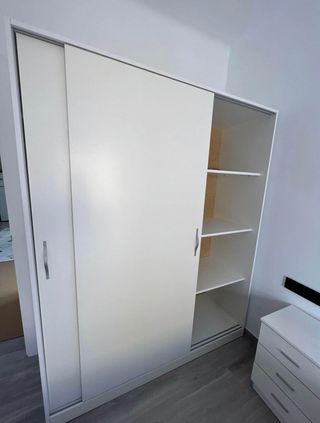 Armarios nuevos con puertas correderas 2x2M