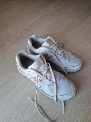 Zapatillas New Balance Beige y Blancas