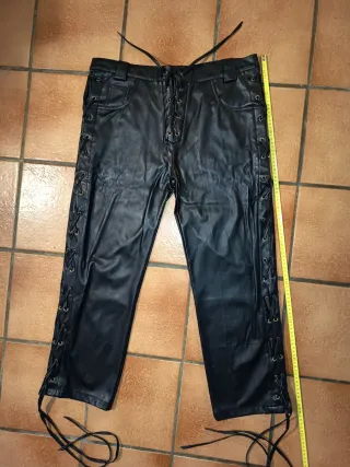 Pantalón imitación cuero con cordones trenzados