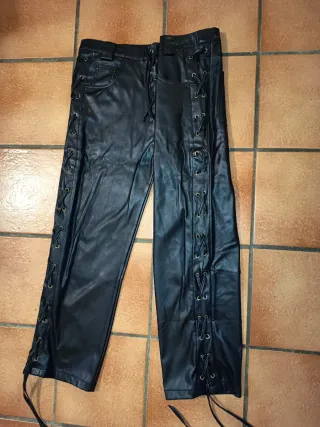 Pantalón imitación cuero con cordones trenzados