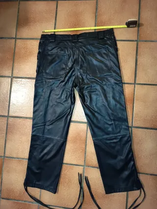 Pantalón imitación cuero con cordones trenzados