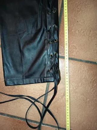 Pantalón imitación cuero con cordones trenzados