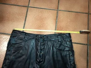 Pantalón imitación cuero con cordones trenzados