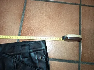 Pantalón imitación cuero con cordones trenzados