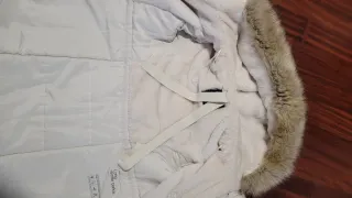 Abrigo largo Zara beige con capucha.