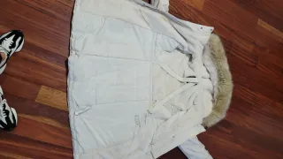 Abrigo largo Zara beige con capucha.