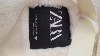 Abrigo largo Zara beige con capucha.