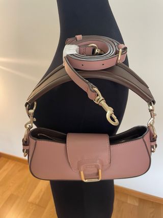 Bolso de hombro rosa y marrón