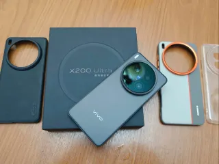 Vivo X200 Ultra con caricatore e custodie