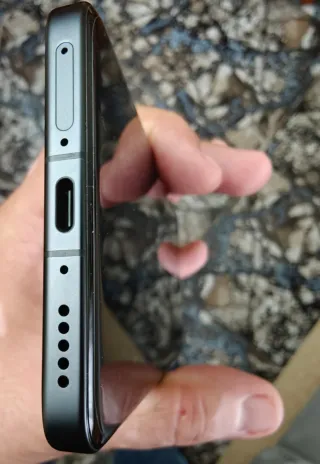 Vivo X200 Ultra con caricatore e custodie