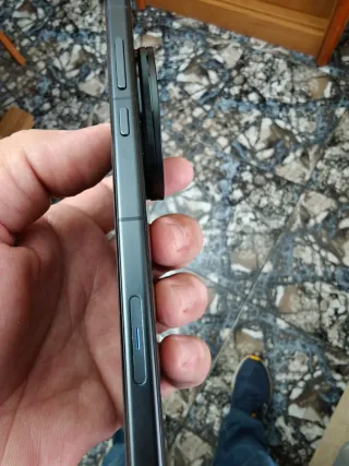 Vivo X200 Ultra con caricatore e custodie