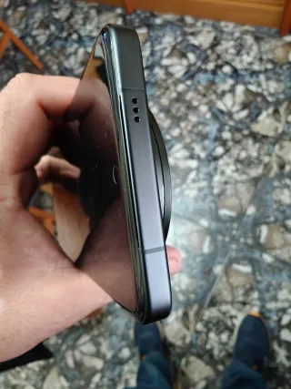 Vivo X200 Ultra con caricatore e custodie