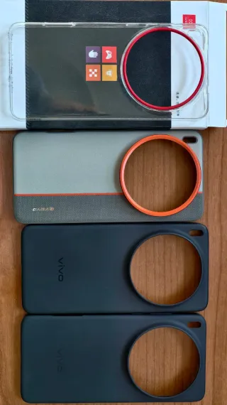 Vivo X200 Ultra con caricatore e custodie