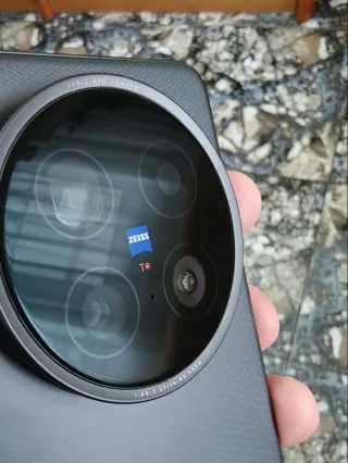 Vivo X200 Ultra con caricatore e custodie