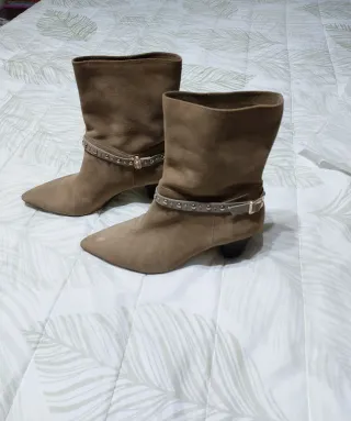 Botines beige con tachuelas