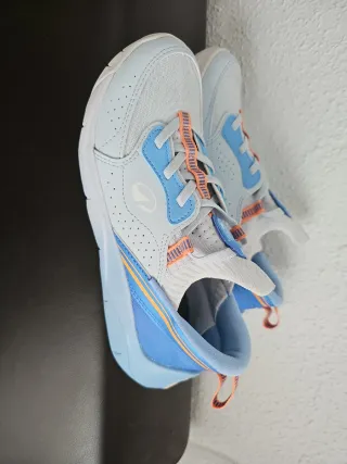 Zapatillas Decathlon Azul y Blanco