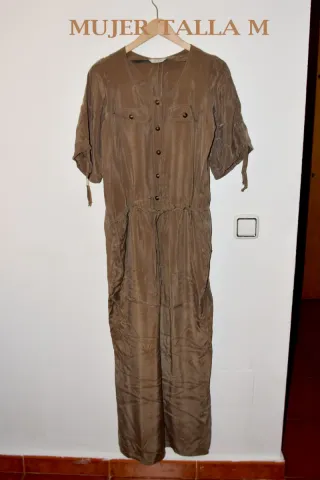 Mono marrón para mujer y vestidos largos y cortos.