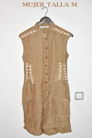 Mono marrón para mujer y vestidos largos y cortos.