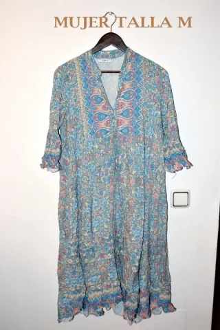 Mono marrón para mujer y vestidos largos y cortos.