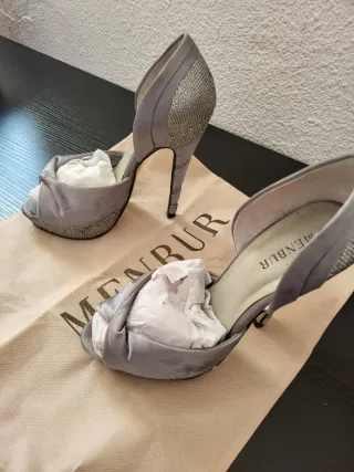 Zapatos de fiesta Menbur grises y plateados