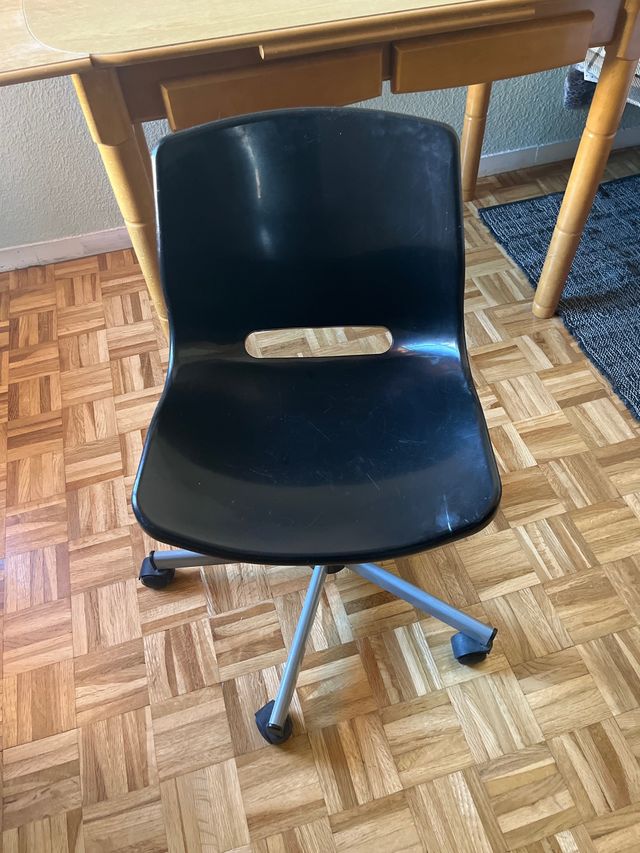 Silla de escritorio negra con ruedas