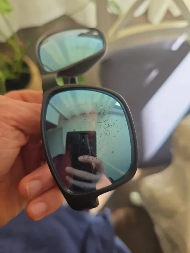 Occhiali da sole Hawkers con difetto di fabbrica nel cristallo destro