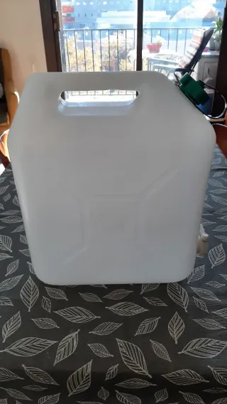 Bidón de plástico blanco con grifo