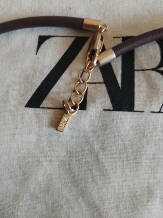 Collar Zara cuero marrón y dorado