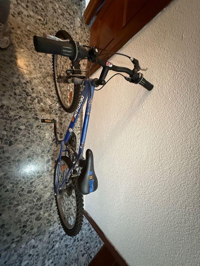 Bicicleta DECATHLON azul como nueva