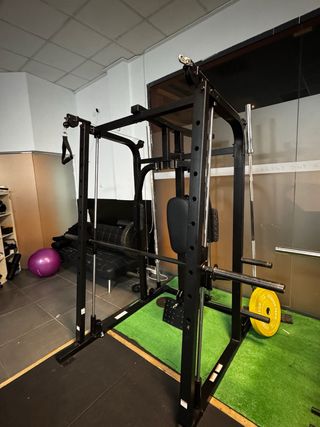 Attrezzatura da palestra completa con rack multifunzionale e panca