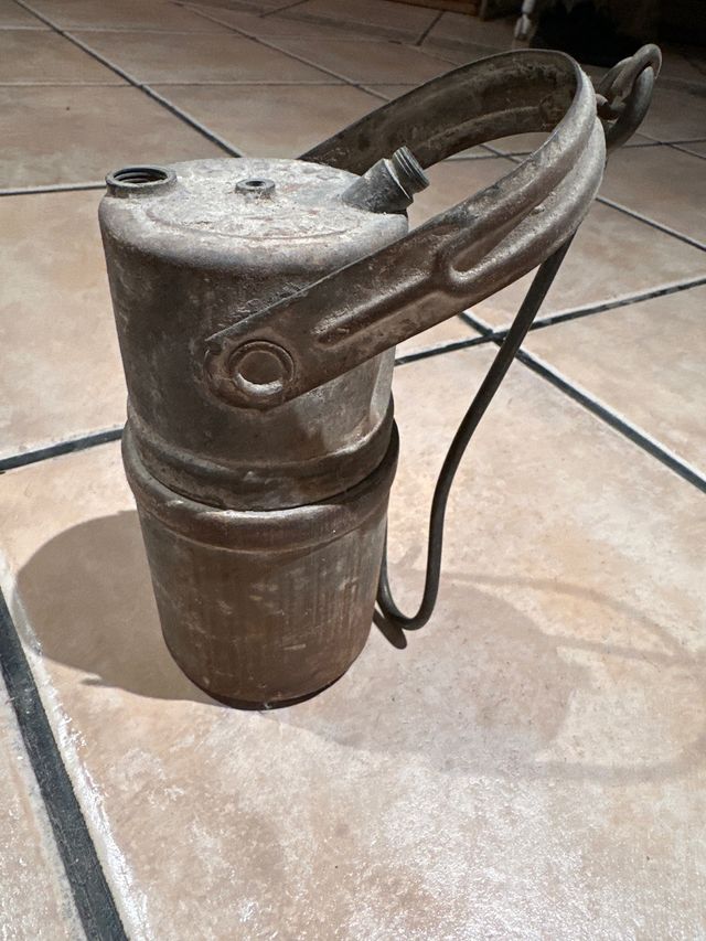 Aceitera antigua de metal