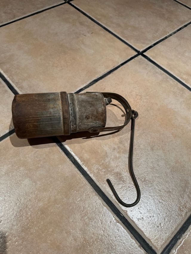 Aceitera antigua de metal