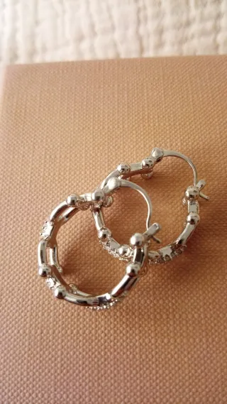 Aros de diseño plateados