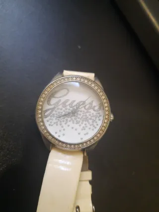 Reloj Guess Beige y Plateado con Cristales