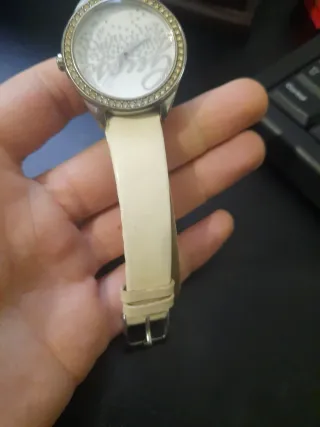 Reloj Guess Beige y Plateado con Cristales