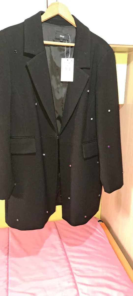 Chaquetón negro con detalles multicolor