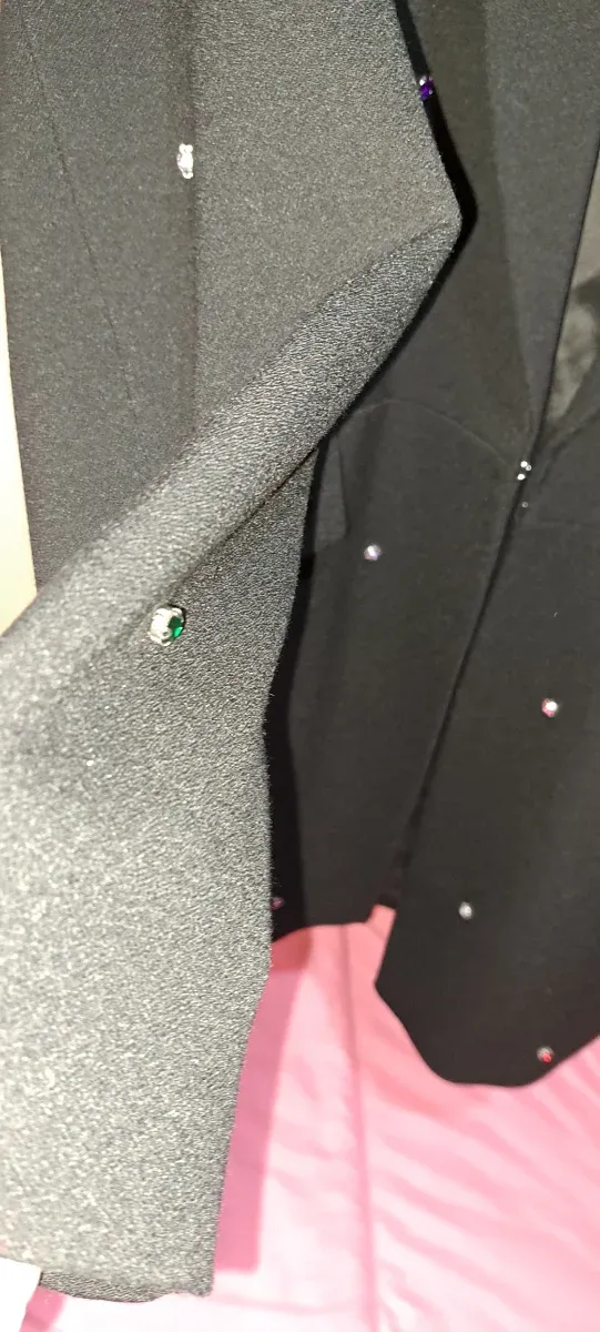 Chaquetón negro con detalles multicolor