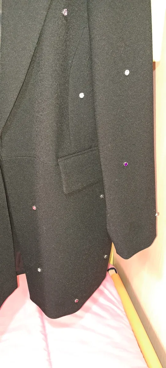 Chaquetón negro con detalles multicolor