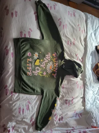 Sudadera Bershka verde estampado gráfico