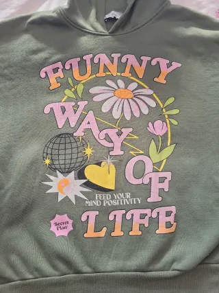 Sudadera Bershka verde estampado gráfico