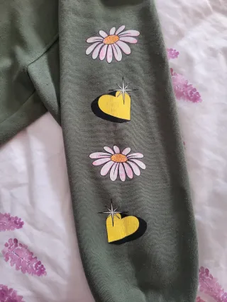 Sudadera Bershka verde estampado gráfico