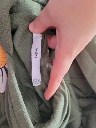 Sudadera Bershka verde estampado gráfico