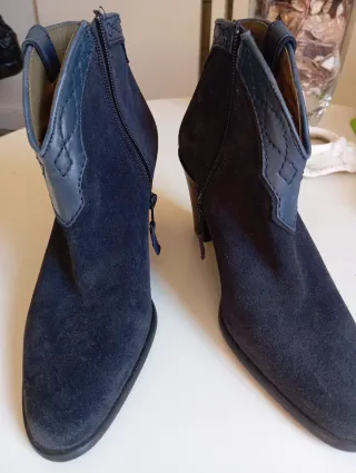 Botines de señora azul ante